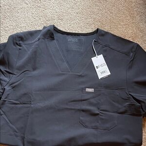 NWT men’s FIGS scrub top